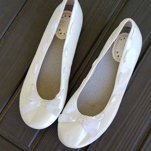 HOT KISS BALLERINA TYPE WHITE SLIP ONS 9W